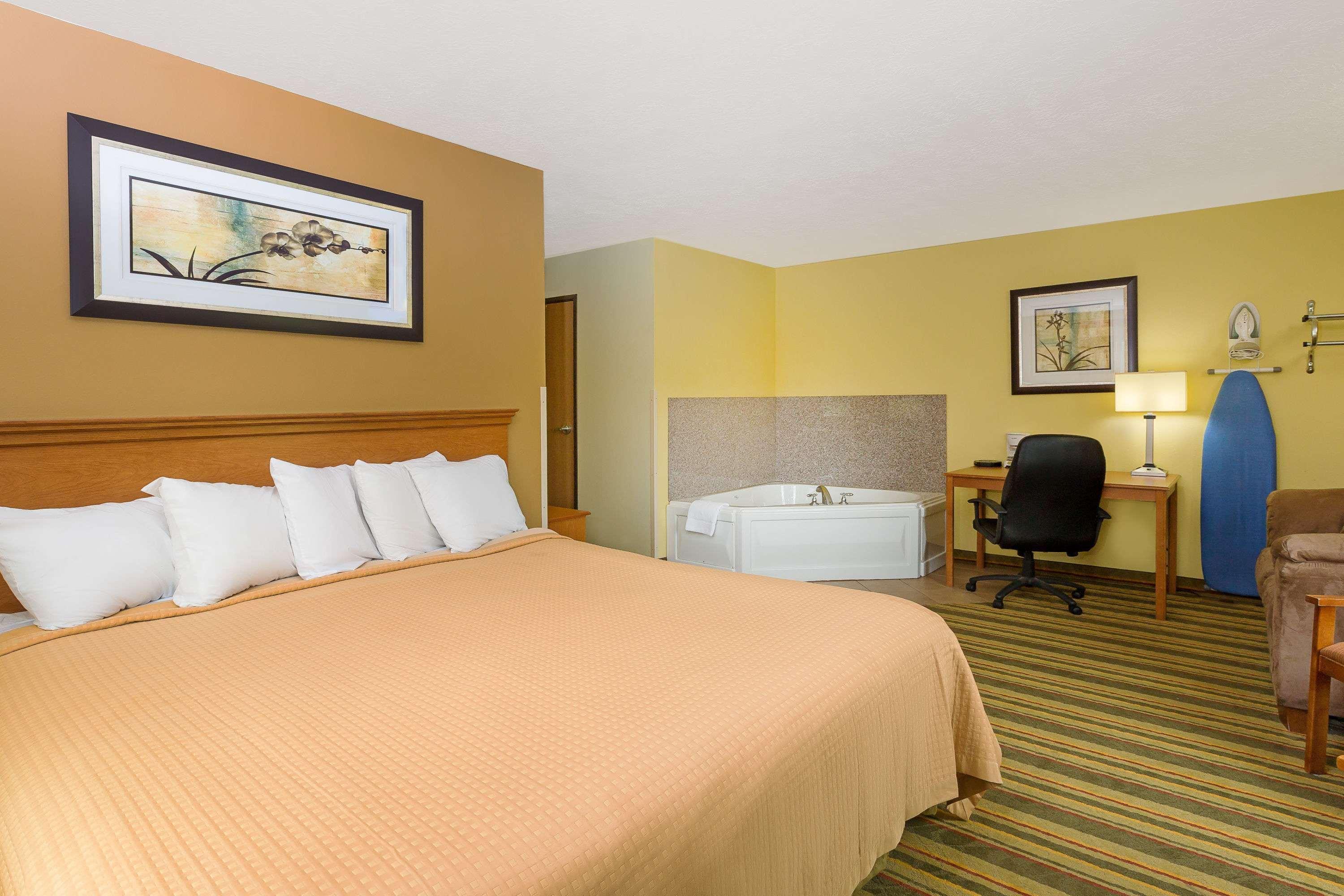 Econo Lodge Inn & Suites Yankton Exterior photo