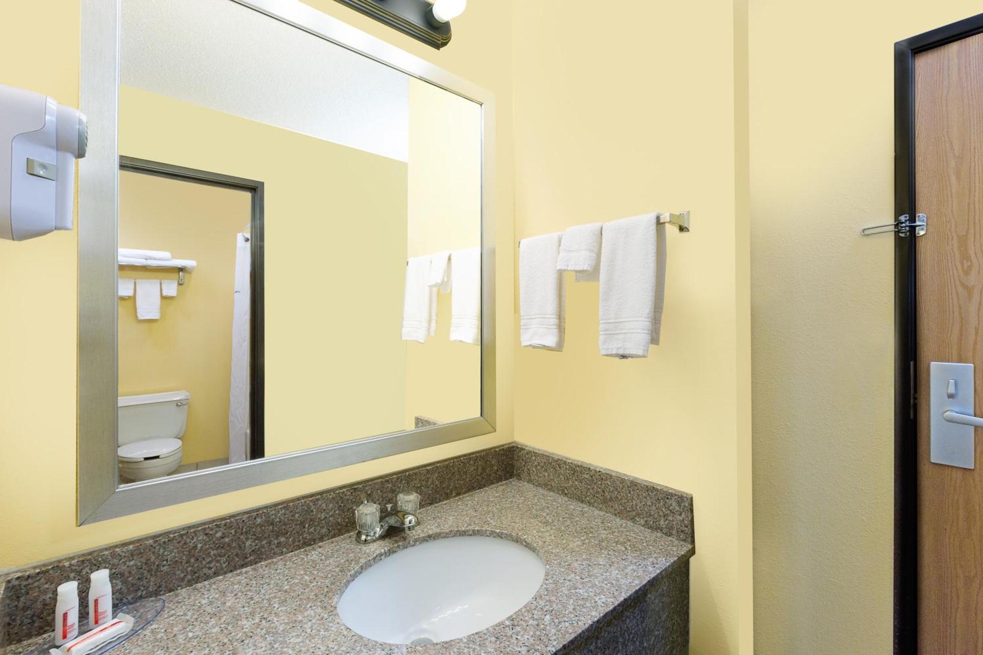 Econo Lodge Inn & Suites Yankton Room photo